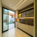 Indaiatuba - Condominio Sapezal - R$ 2.400.000,00 - Área Total 360,00 m² - Área Construída 213,32 m² - TÉRREA - 03 suítes sendo a master com closet; - Escritório; Lavabo; Cozinha com cooktop e planejados; Gourmet com churrasqueira; Ambientes preparados para ar condicionado; Piscina com cascata,