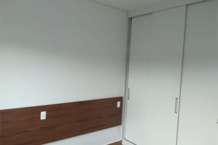 Casa de alto padrão na Granja Viana - Fazendinha Descrição do Imóvel Localizada na Rua Uruana, número 9, em um dos bolsões residenciais mais exclusivos da Granja Viana, esta residência oferece o equilíbrio perfeito entre sofisticação e contato com a natureza. A propriedade destaca-se pela excelente