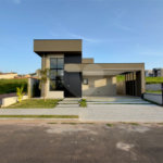 Casa térrea 3 dormitórios (3 suítes), espaço gourmet, piscina, 2 vagas garagem, condomínio fechado com ampla área lazer