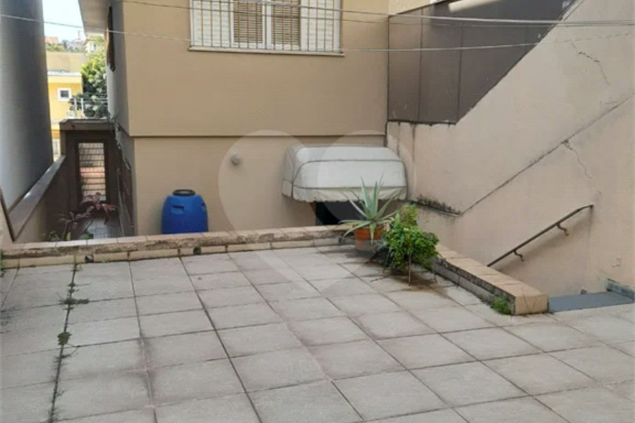 Ótimo sobrado com 3 quartos, sendo uma suíte, 2 vagas.