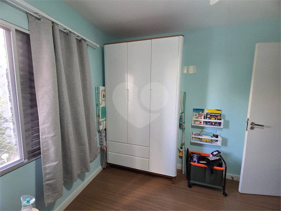 Apartamento de 03 dormitórios totalmente reformado com 02 vagas de Garagem escrituradas e livres.