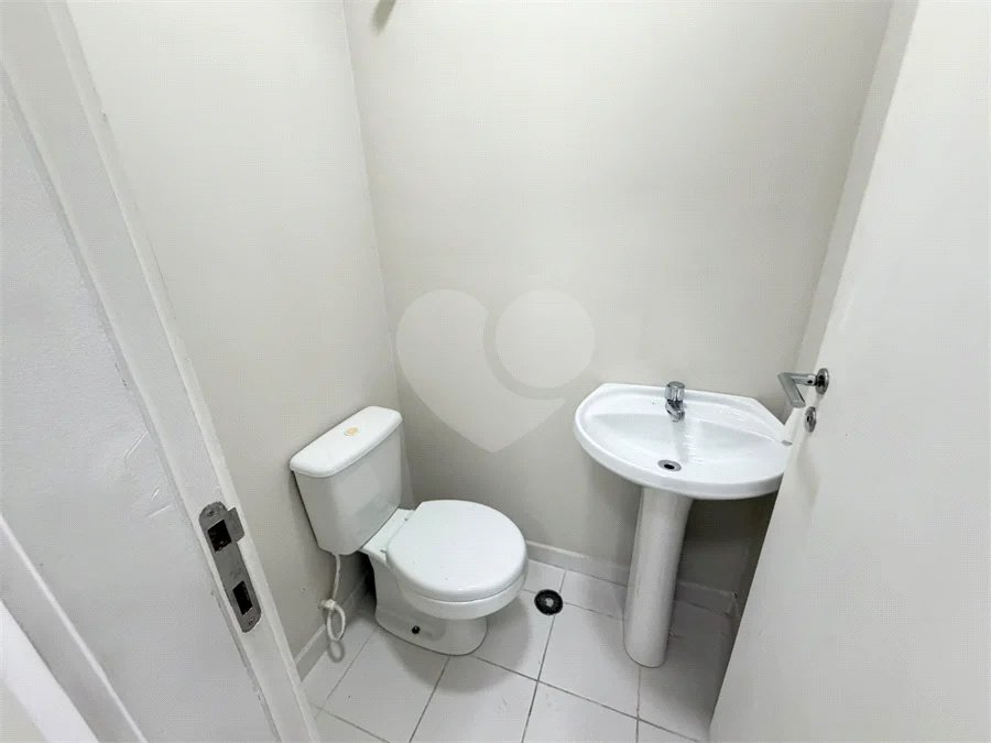 Sala para locação Domo Business 101 m - 2 vagas - Sala com divisórias, ar condicionado e banheiro.