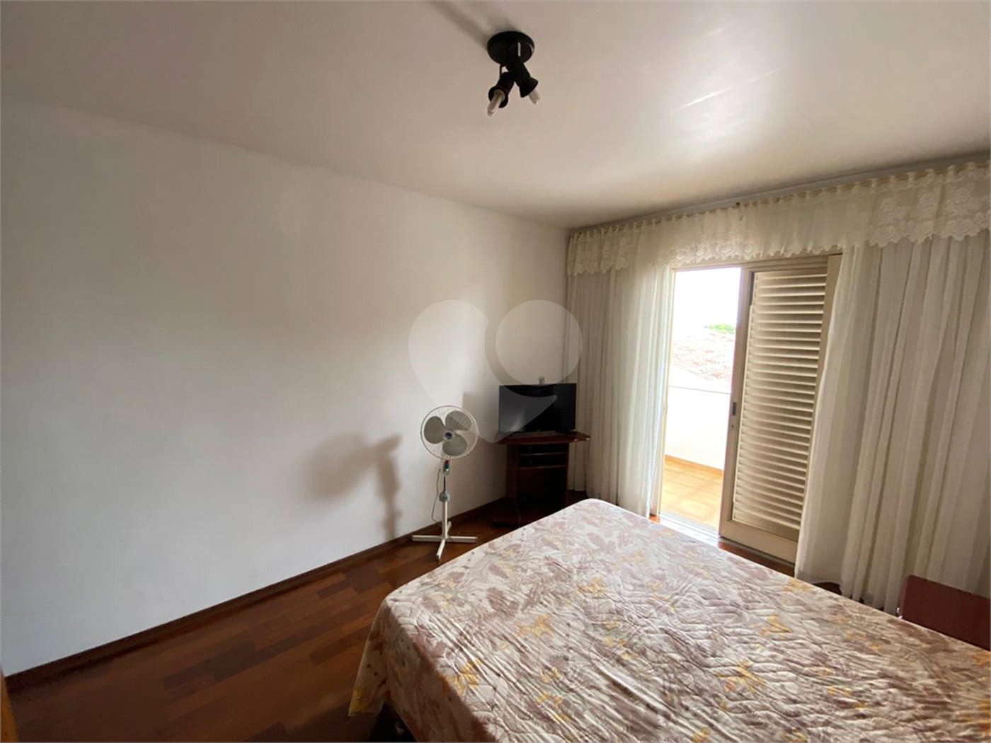 Casa Térrea com 3 suítes, sendo 1 suíte master.