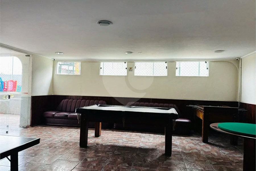 Vende-se Apartamento de 2 Quartos com Sacada na Vila Mascote