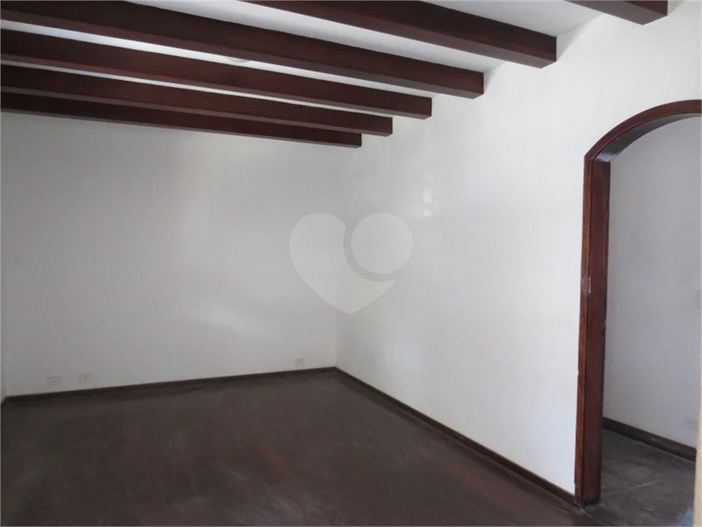 Casa no Pacaembu com ótima distribuição e amplo quintal em terreno em declive