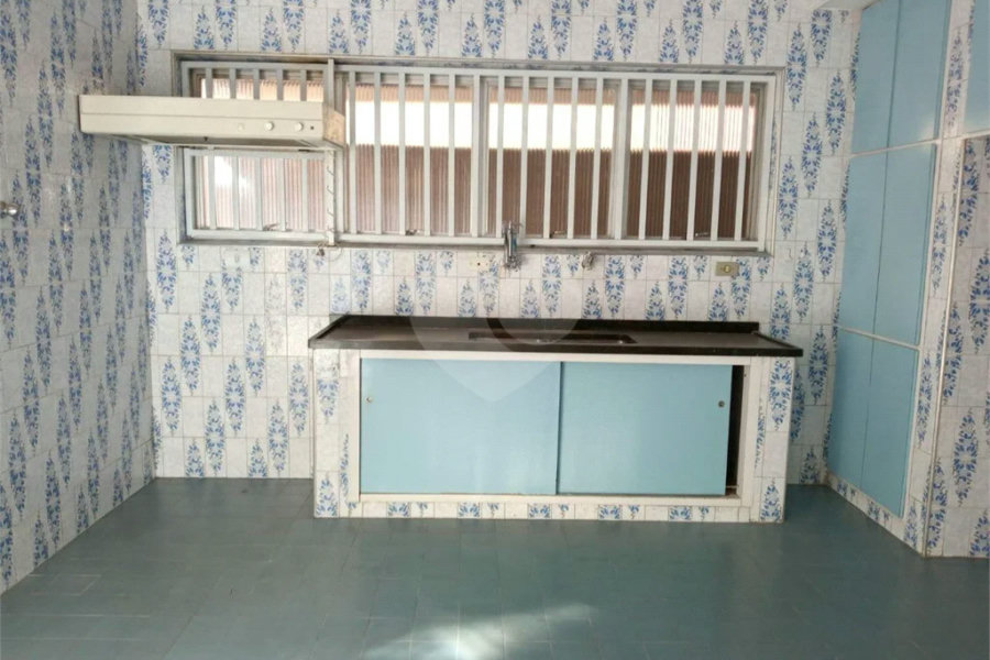 Casa com 4 dormitórios e 4 vagas.