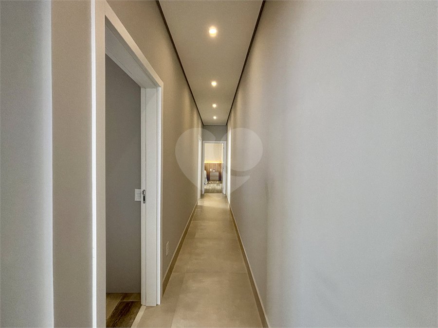 Indaiatuba - Sp - Condominio Maria Candida - R$ 2.250.000,00 - 3 suítes, sendo 1 master com closet e banheiro com duas cubas e dois chuveiros - Escritório - Piscina em Alvenaria aquecida e Hidro com Iluminação - Ar Condicionado instalado em todos os quartos, escritorio, sala e area gourmet