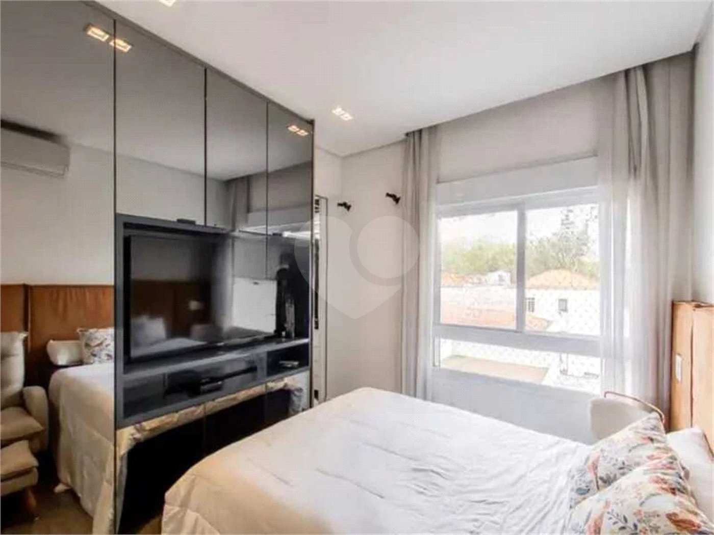 Apartamento de 306m² na melhor região de Moema, 3 suítes, 5 vagas, varanda gourmet, depósito, fora de rota