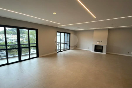 Sobrado de alto padrão no Swiss Park, totalmente reformado, com 4 suítes, piscina, elevador, espaço gourmet, 4 vagas e condomínio com lazer completo.