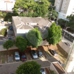 01 Dormitório, todo reformado, Semi Mobiliado com 01 Vaga de Garagem
