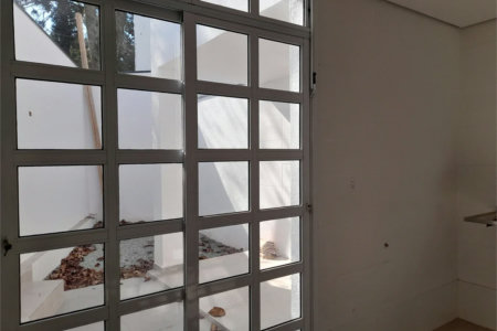 Sobrado novo com duas suites , duas vagas .