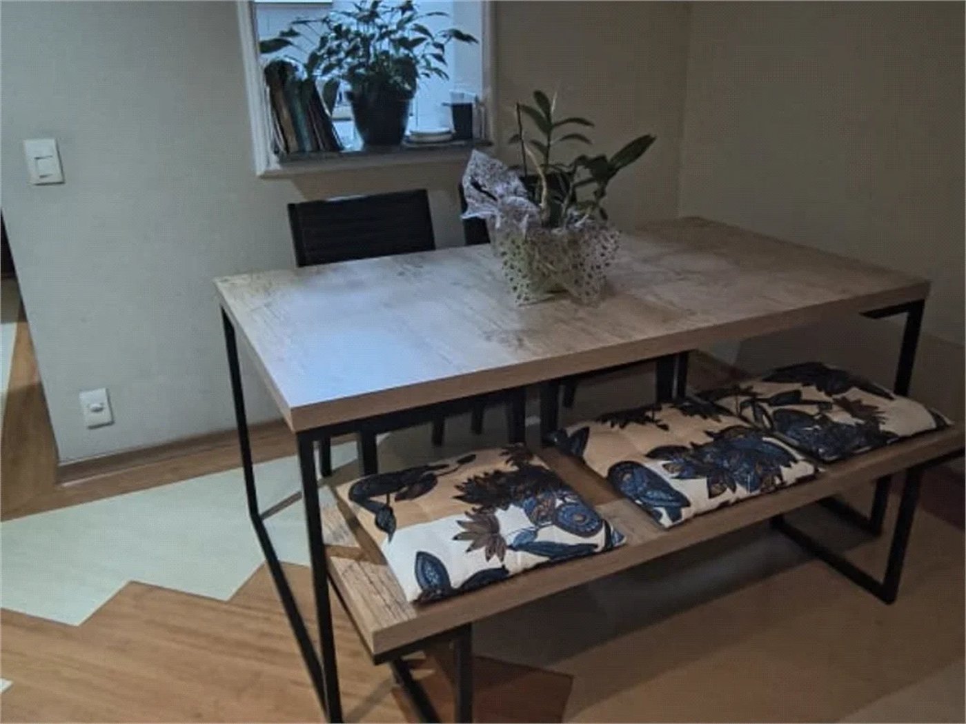 Oportunidade Imperdível: Conforto e Vista Privilegiada! ?Localizado estrategicamente em frente ao Tietê Plaza Shopping, este apartamento é o equilíbrio perfeito entre sofisticação e praticidade. 75m2 Área Útil com 3 Dorms , sendo 1 suite , com VAGA LIVRE DEMARCADA .