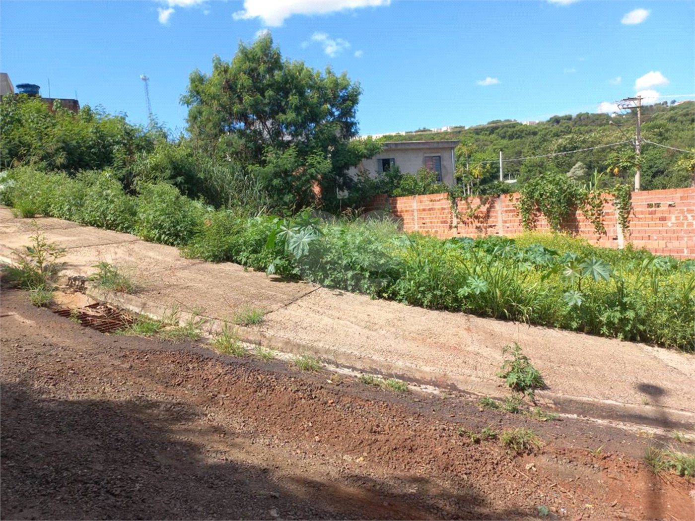 Terreno com 305,82 m² .
