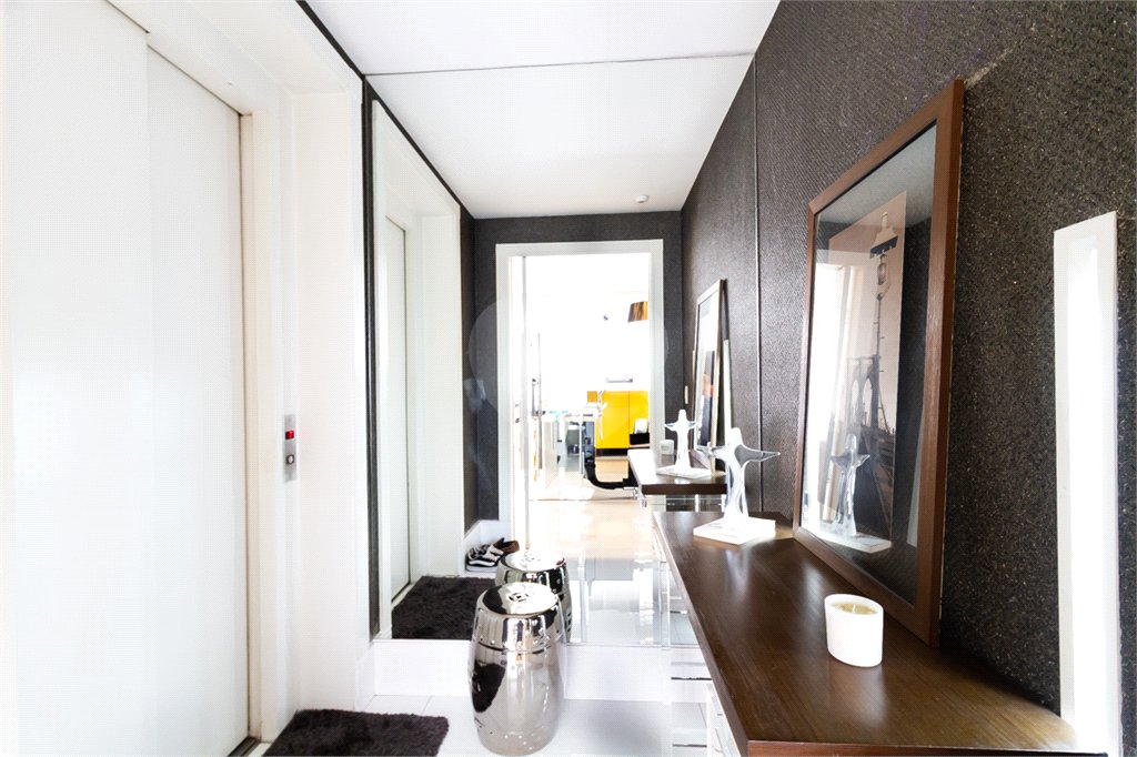 Apartamento de Alto Padrão no Campo Belo para venda com porteira fechada, com 4 dormitórios suítes e 4 vagas com lazer de club.