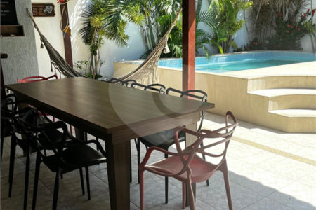Linda casa à Venda em Condomínio