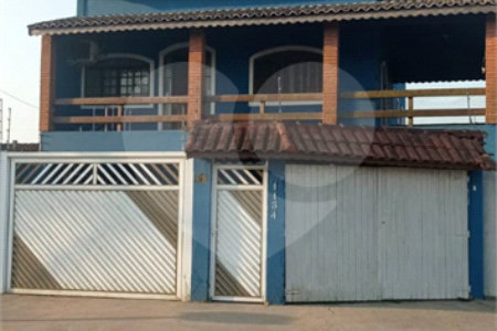 Sobrado para venda em Peruíbe.