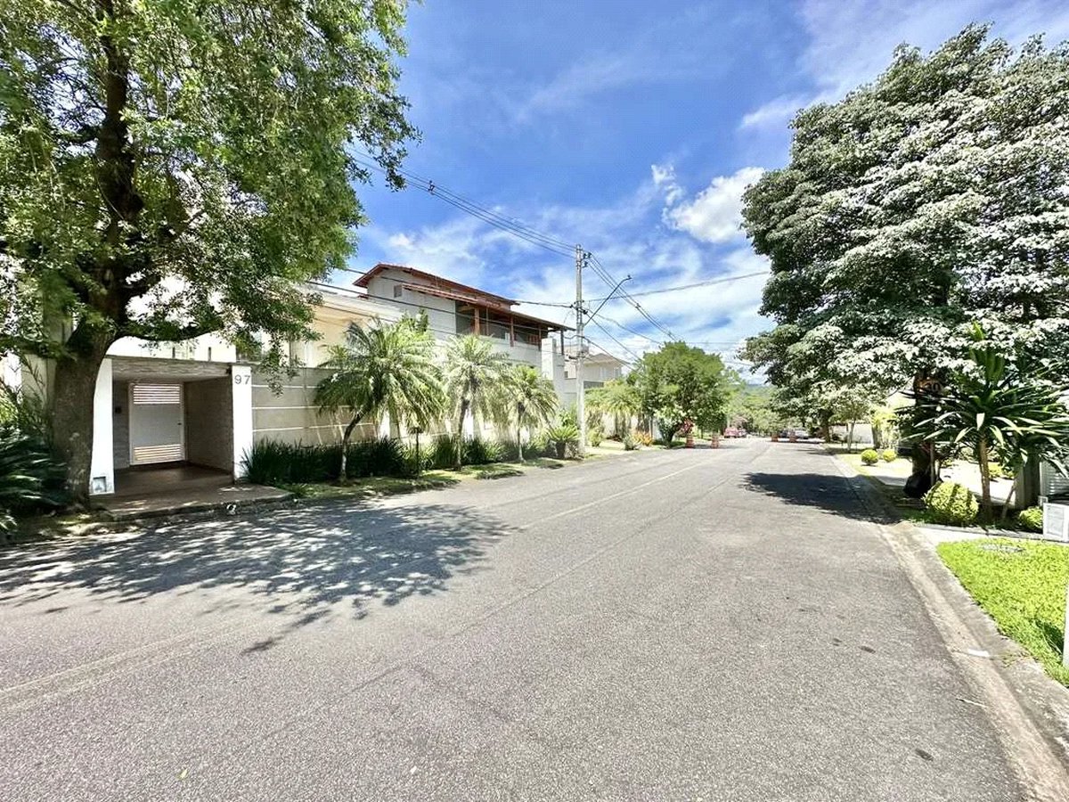 Casa em condomínio Impecável, 4 dorms / 2 suítes, varanda gourmet, piscina, 3 lareiras