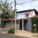 Sobrado com quintal amplo e arborizado a venda
