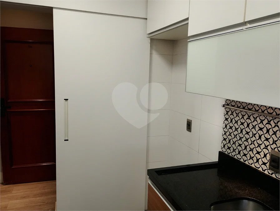 Linda cobertura Duplex om 3 dormitórios, sendo uma suíte com armários e ar condicionado e 2 vagas .