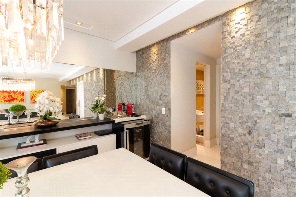 Apartamento de Alto Padrão no Campo Belo para venda com porteira fechada, com 4 dormitórios suítes e 4 vagas com lazer de club.
