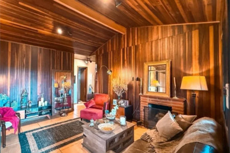 Casa na Granja Viana com 1.600m² de terreno, lareira e amplo espaço para veículos