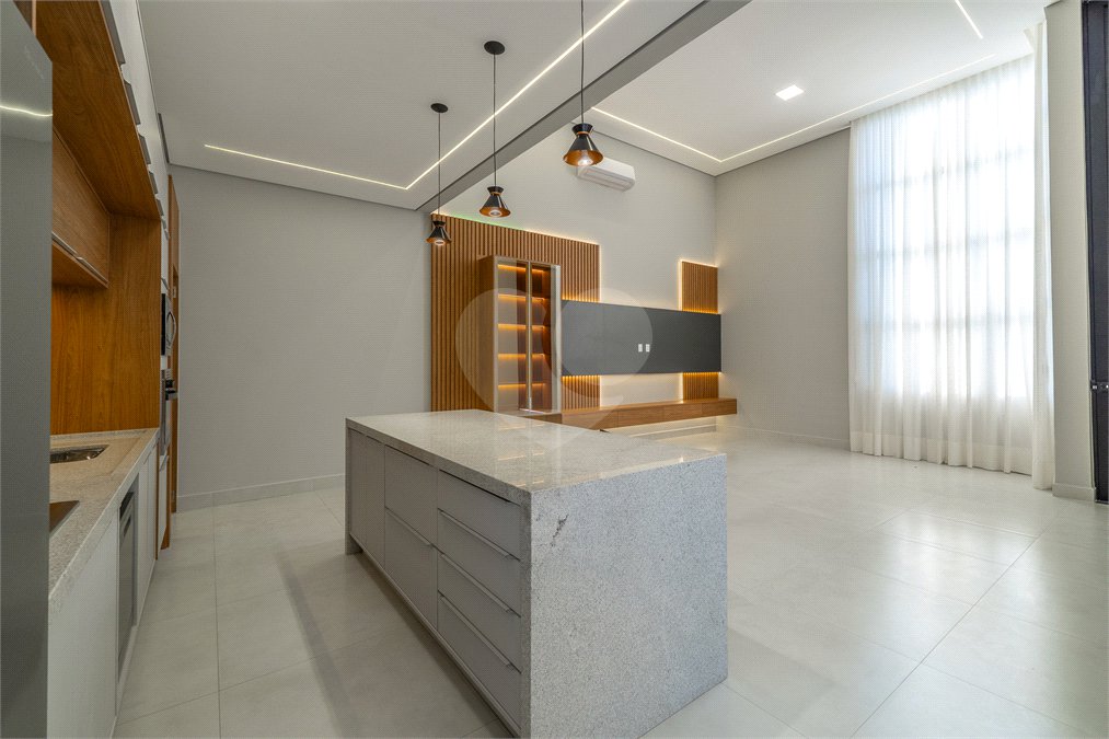 Indaiatuba - SP - Condominio Dona Lucilla - Valor R$2.295.000,00 - 3 suítes + escritório + lavabo - Terreno: 300m2 - Construção: 188m2 - Diferenciais - Móveis planejados no escritório, sala de TV, lavabo, cozinha, área gourmet, lavanderia, banheiros e closet - Ar condicionado em todos os ambie