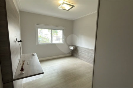 Apartamento de 155 m² com 4 dormitórios, varanda e 2 vagas de garagem. Condomínio com piscinas adulto, infantil e aquecida, lazer e portaria 24 horas.