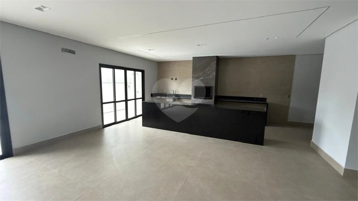 Sobrado de alto padrão no Swiss Park, totalmente reformado, com 4 suítes, piscina, elevador, espaço gourmet, 4 vagas e condomínio com lazer completo.