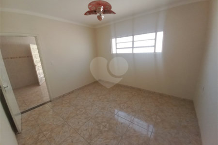 Casa térrea com 2 dormitórios.