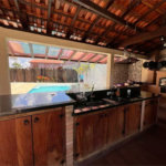 Chácara com excelente infraestrutura, contendo casa com 8 dormitórios, 900 m² de área construída, área total de 3000m², piscina adulto e infantil, churrasqueira, quadra gramada de futebol - Rio Acima - Atibaia/SP 900 m² Área construída 3.000 m² Área do terreno