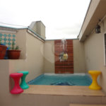 COBERTURA COM PISCINA E CHURRASQUEIRA NA CASA VERDE.
