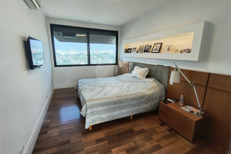Este amplo apartamento de 290 m², completamente reformado, reúne sofisticação,