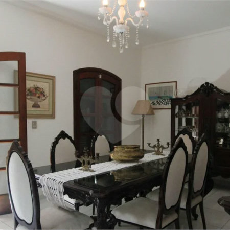 Casa à venda no Brooklin de 300m² com 4 dormitórios, 4 suítes, lareira na sala e 3 vagas de garagem.