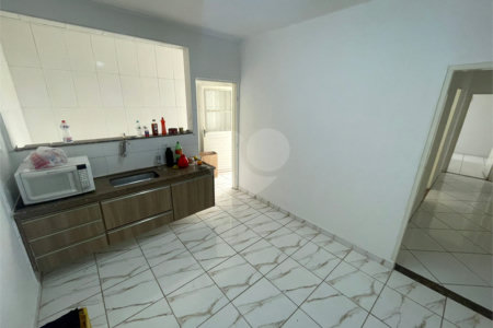 Casa térrea e salão comercial a venda no Jardim Bandeirantes.