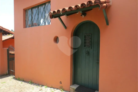 Casa no Pacaembu com ótima distribuição e amplo quintal em terreno em declive