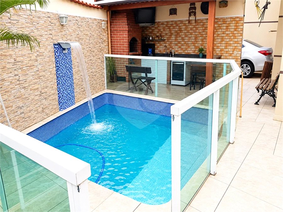 Sobrado Moderno à Venda na Pedra Branca, 3 Dormitórios, 1 Suíte, Piscina
