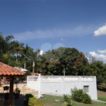 Indaiatuba- Jardins dos Laranjais - Chácara dentro do Vale das Laranjeiras, segundo portão: Jardim dos Laranjais. 3 quartos, 1 banheiro social, 1 sala espaçosa de TV, 1 sala de jantar, cozinha, 1 varanda fechada com portas Blindex. Quiosque, piscina, capela com bancos e altar,