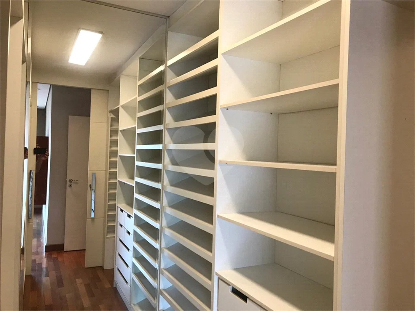 Apto 220 metros no Campo Belo. varanda, 5 vagas, 3 suítes. Visite
