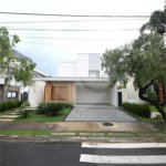 Indaiatuba - SP - Condomínio Helvetia Park - 490 m² Terreno - Sobrado com 307 m² de Área Construída - Escritório com móveis planejados - Sala de estar e jantar ampla e integradas - Cozinha planejada completa, com eletrodomésticos (cooktop, forno, coifa, geladeira, microondas) - Lavanderia