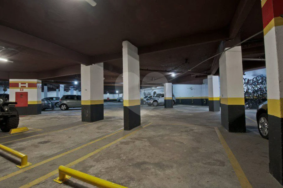 Linda cobertura Duplex om 3 dormitórios, sendo uma suíte com armários e ar condicionado e 2 vagas .