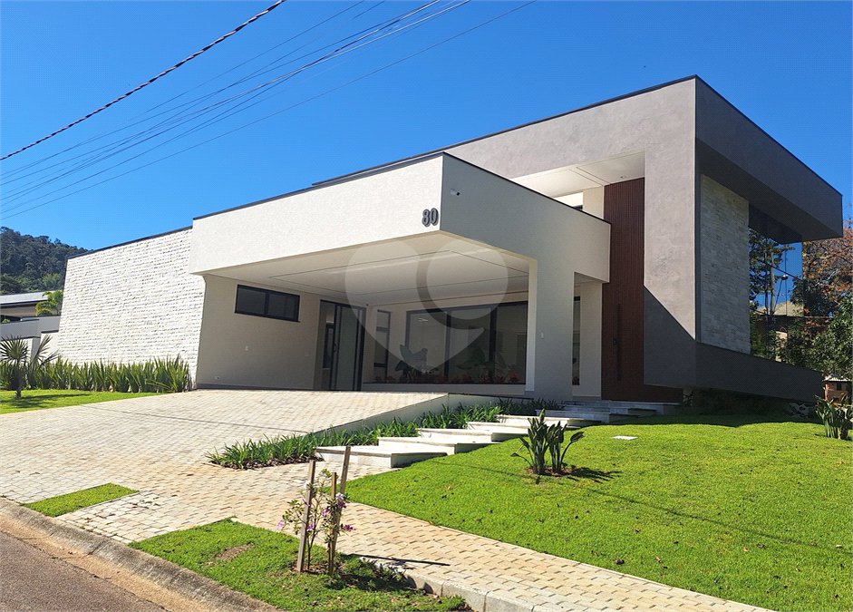 Casa a venda com 04 suítes área gourmet e 6 vagas para autos em condominio fechado Atibaia