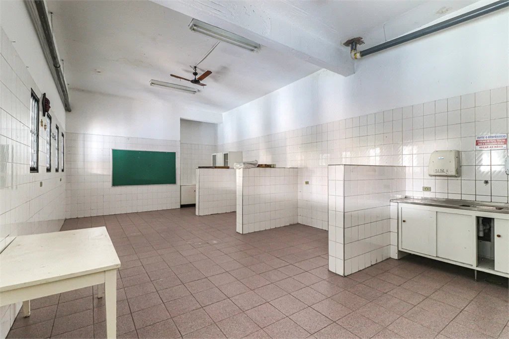 Prédio comercial à venda na Rua Coronel Camisão, 3593 m2 área útil, 1137m2 terreno, 33 salas, 10 vagas