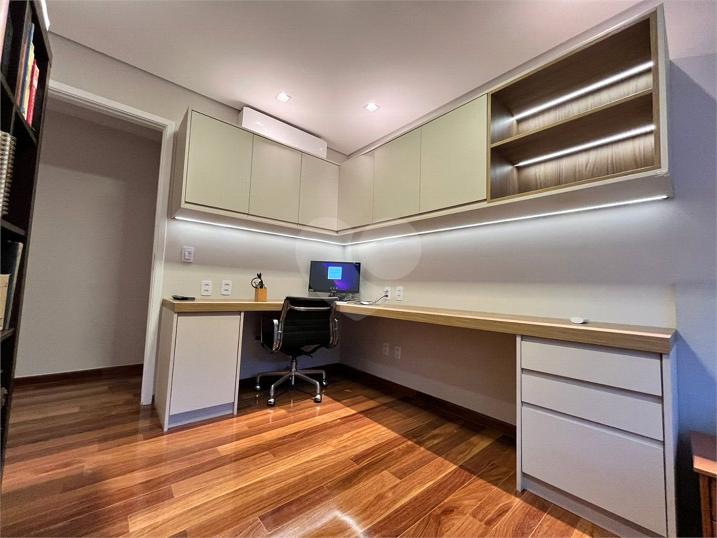 Apartamento de 176 m2 com 4 dormitórios sendo 3 suítes com 3 vagsa Condomínio Dolce Vita Avenida Lacerda Franco ,Cambuci -São Paulo