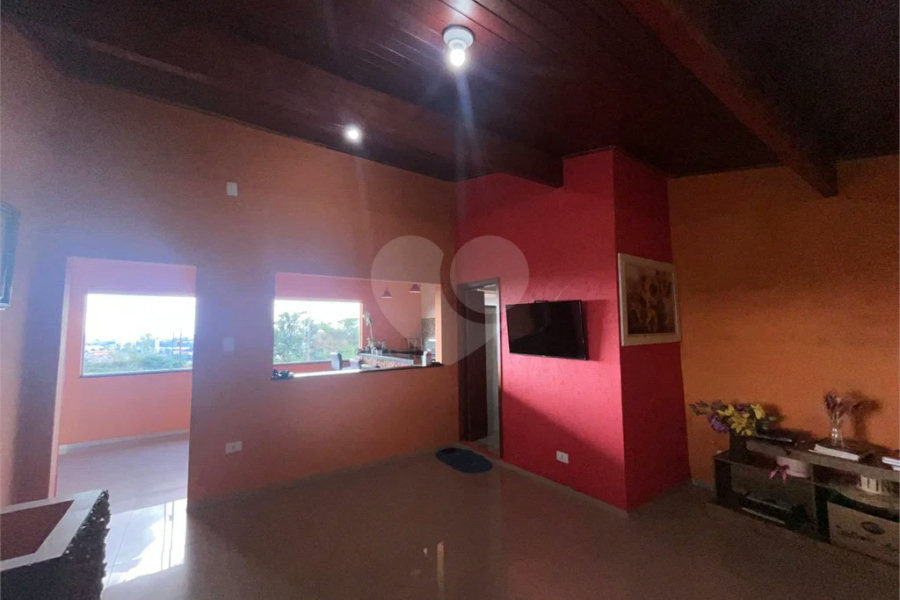 Casa ampla no bairro Terra Rica com 3 pavimentos e excelente estrutura.