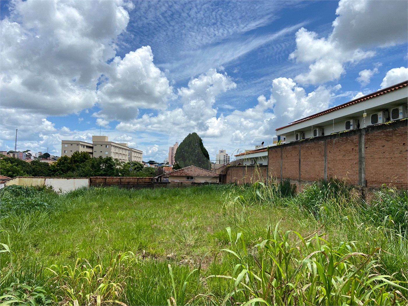 Terreno com 1.107,00 de área total.