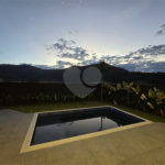 Maravilhosa Casa térrea em condomínio fechado no Portal Lamis, com 3 suítes, piscina privativa e persianas elétricas em excelente condomínio com salão de festas, piscina, quadras de tênis, beach tênis e campo de futebol. Vista cinematográfica da Pedra Grande.
