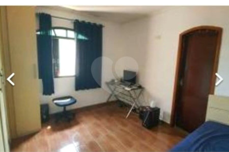 Casa com 205m² , 3 dormitórios , sendo todos suítes , 5 vagas , á venda no bairro Bangú em Santo André.