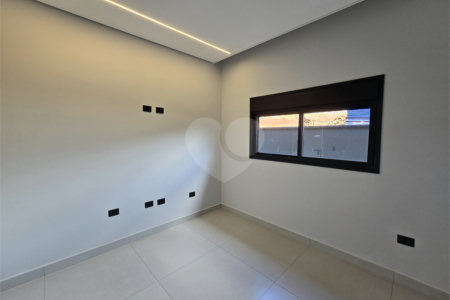 Maravilhosa Casa térrea em condomínio fechado no Portal Lamis, com 3 suítes, piscina privativa e persianas elétricas em excelente condomínio com salão de festas, piscina, quadras de tênis, beach tênis e campo de futebol. Vista cinematográfica da Pedra Grande.