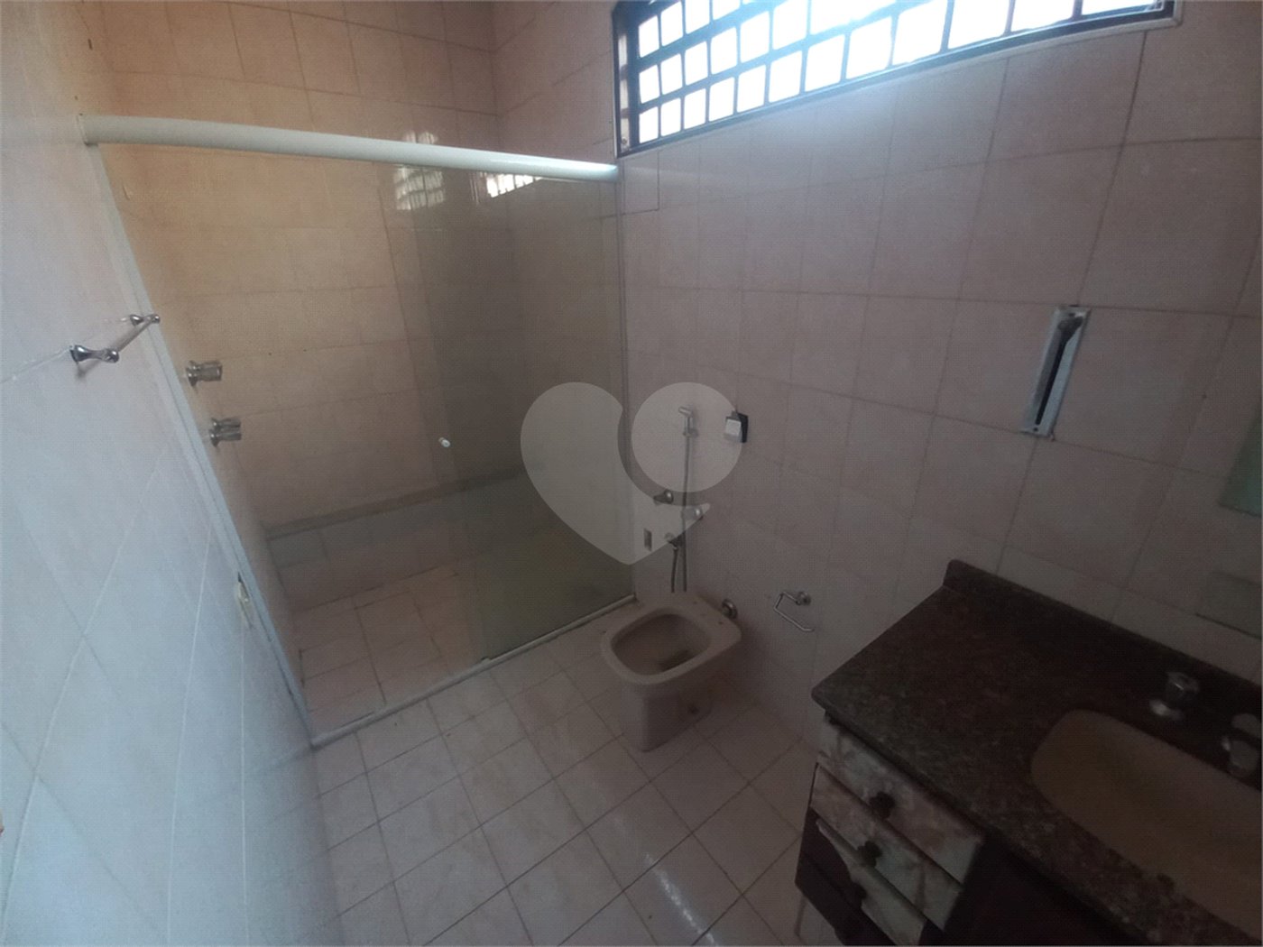 Casa térrea para venda ou locação no Parque Estancia Suíça.