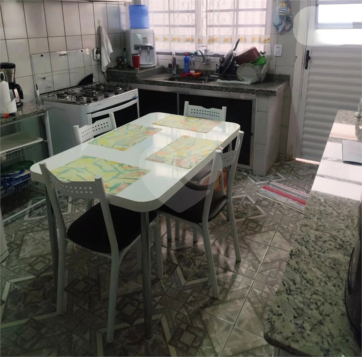 Casa no Jardim Medeiros ampla com 3 dormitórios bem distribuída